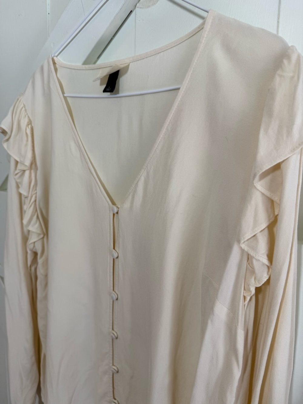 Universal Thread Cream Ruffle V Neck Button Front Blouse Size L - Picture 3 of 11